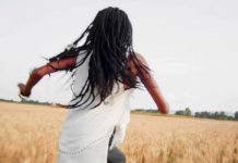 Drama as 3 men and 3 girls jump out of ‘stolen’ car and flee on foot after being cornered by police