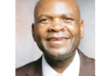 High drama as headmaster sends nudǝ picture to his personal assistant & she shows it to her husband