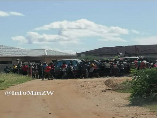 Chaos as mob mercilessly bashes 2 armed robbers until they faint (SEE PIC)