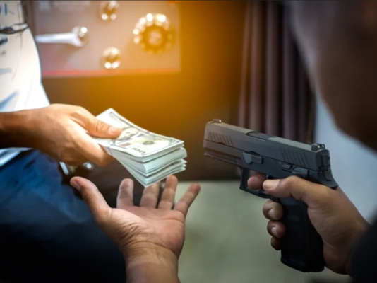 Woman, 2 men in SERIOUS TROUBLE after robbing a quick-thinking student at gunpoint