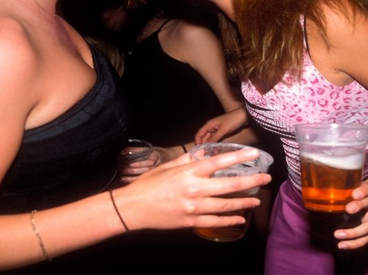 Why you should think twice before mɑrrying a womɑn who drinks beer