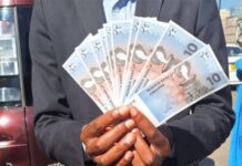 Drama in CBD: Man mobbed after he came out of bank while holding new ZiG notes