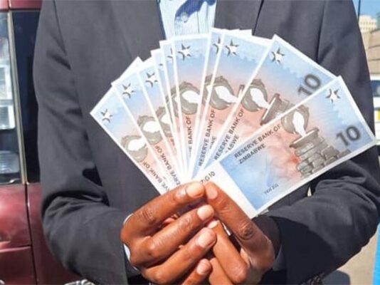 Drama in CBD: Man mobbed after he came out of bank while holding new ZiG notes