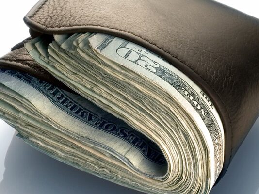 Fracas at business centre as teenager searches drunk man’s pockets & steals wallet containing US$615