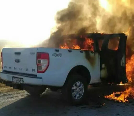 Ford Ranger & Haulage truck head-on accident kills 6 people: Woman and baby thrown of the car, others burnt beyond recognition
