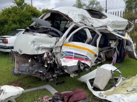 Zimbabwean driver flees from accident scene as head-on collision kills 17 people and spares 1 survivor in kombi (VIDEO & PICS)