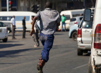 MOVIE-STYLE ROBBERY: How Harare thieves used iron bar to disarm 3 police officers then steal their rifle gun, cellphones and patrol car