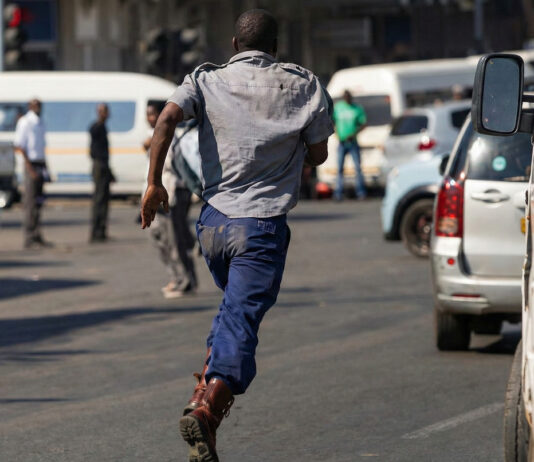 MOVIE-STYLE ROBBERY: How Harare thieves used iron bar to disarm 3 police officers then steal their rifle gun, cellphones and patrol car