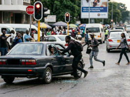WARNING TO DRIVERS: Smash-and-Grab robbers siege Harare traffic lights… it’s now out of police’s control