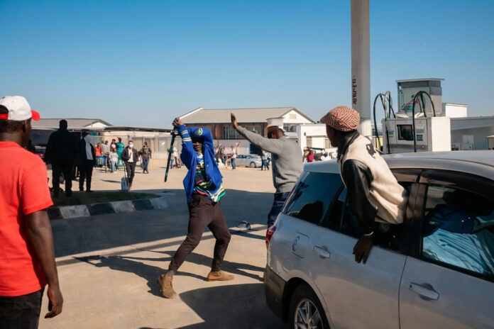 mushika shika driver thoroughlt beats up zrp police officer in mutare at service station