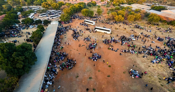 thousands of zimbabweans leaving south africa - xenophobia