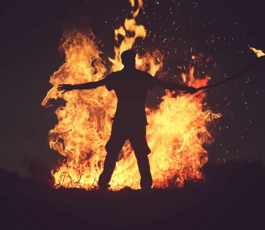 Angry boyfriend douses Bulawayo man with petrol, sets him ablaze as revenge for having lula lula with their girlfriend